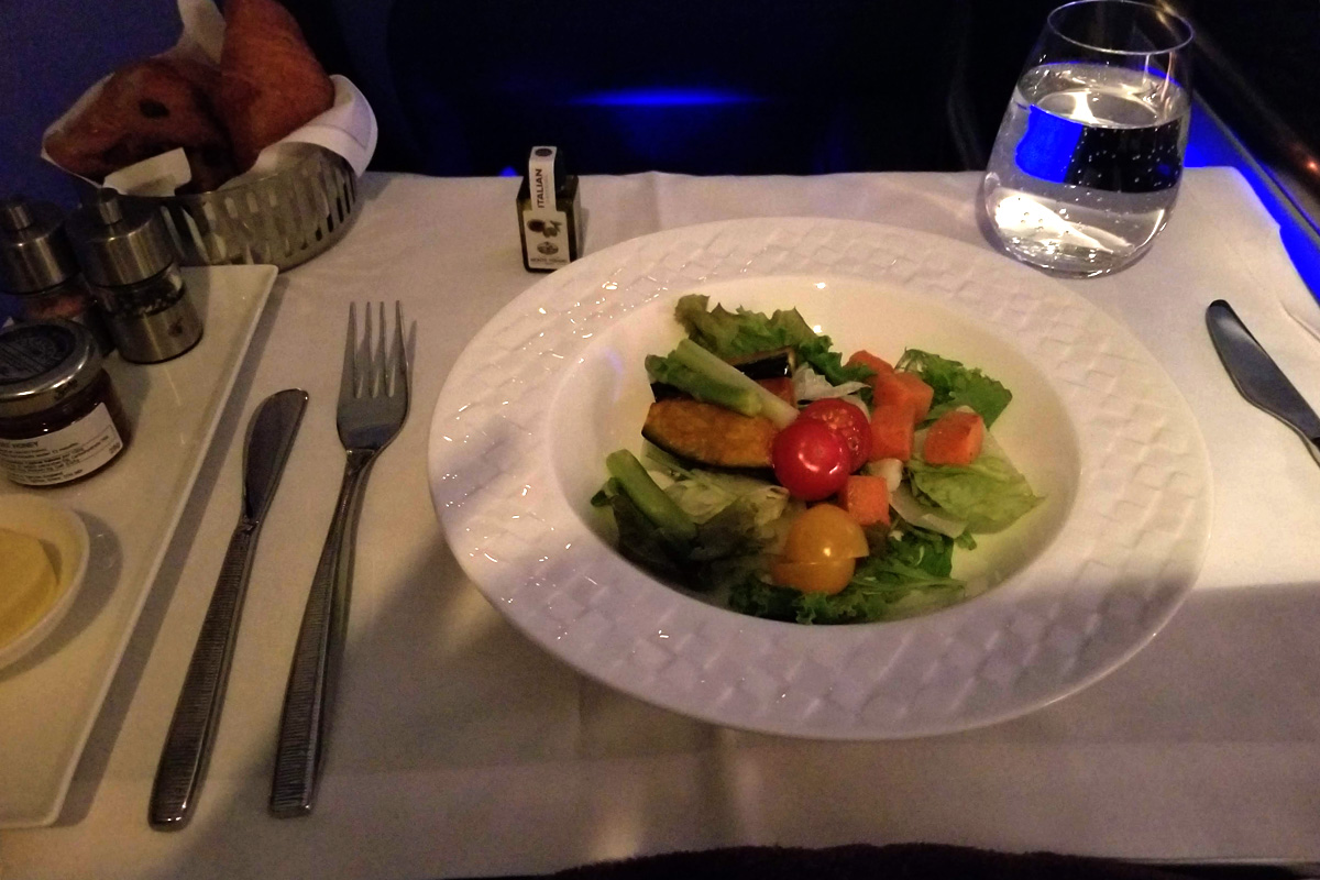 カタール航空ビジネスクラスの機内食 ガーデンサラダ 朝（成田 - ドーハ QR807）